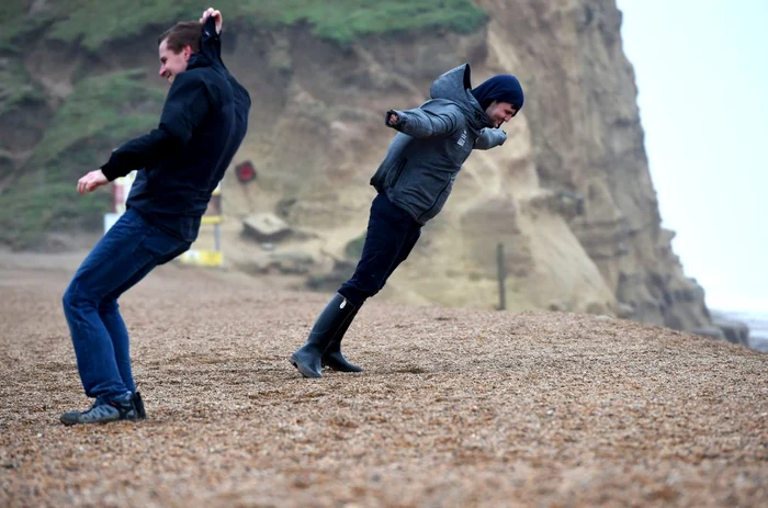 Unii localnici mai curajoși s-au jucat pe „aripile vântului”