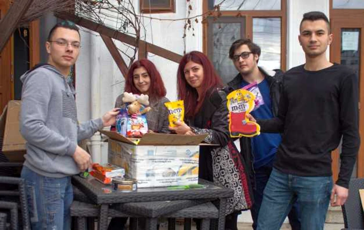 Câţiva dintre oamenii care pun suflet la magazinul de fapte bune FOTO Fundaţia Comunitară