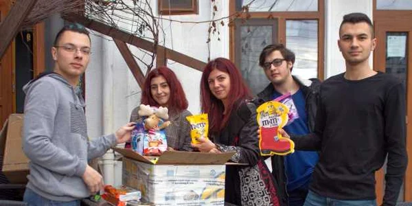 Câţiva dintre oamenii care pun suflet la magazinul de fapte bune FOTO Fundaţia Comunitară 