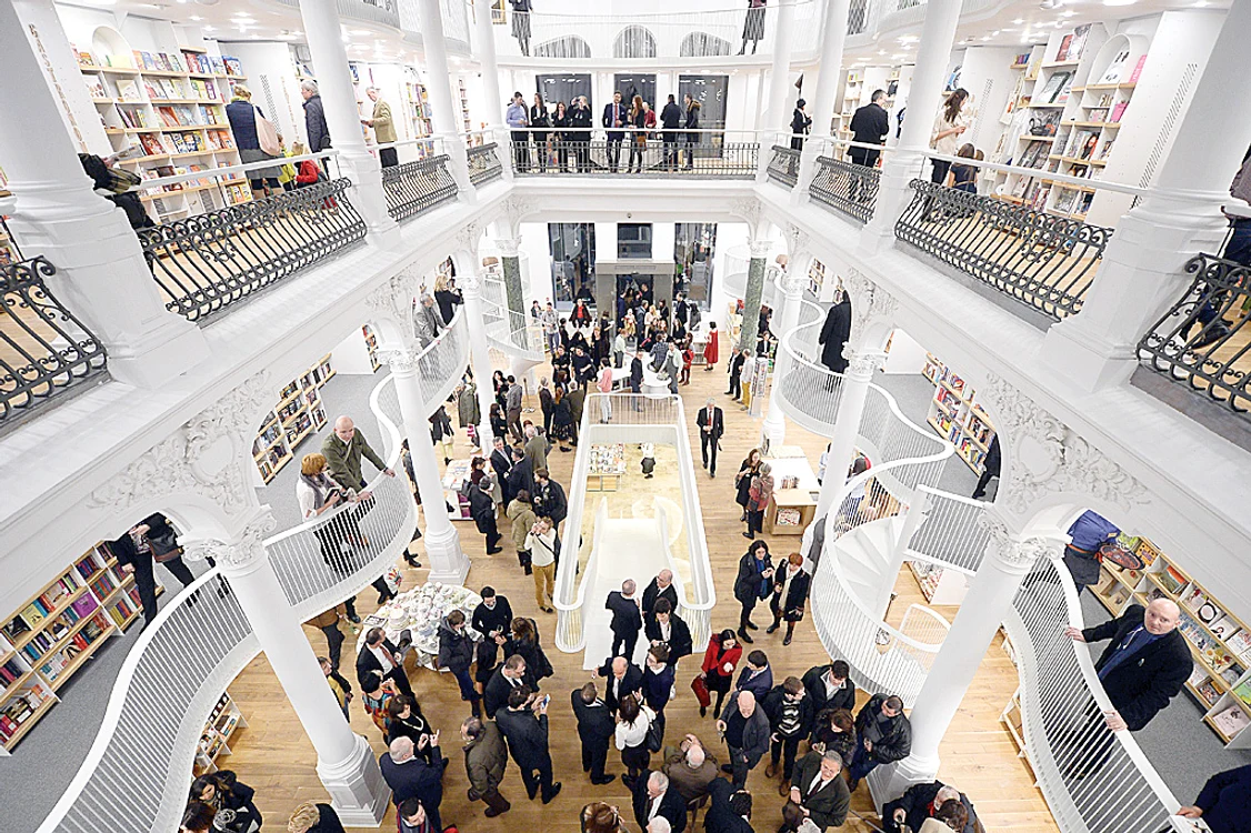 
    Sute de bucureşteni au venit la deschiderea noii librării CărtureştiFoto: Click!  