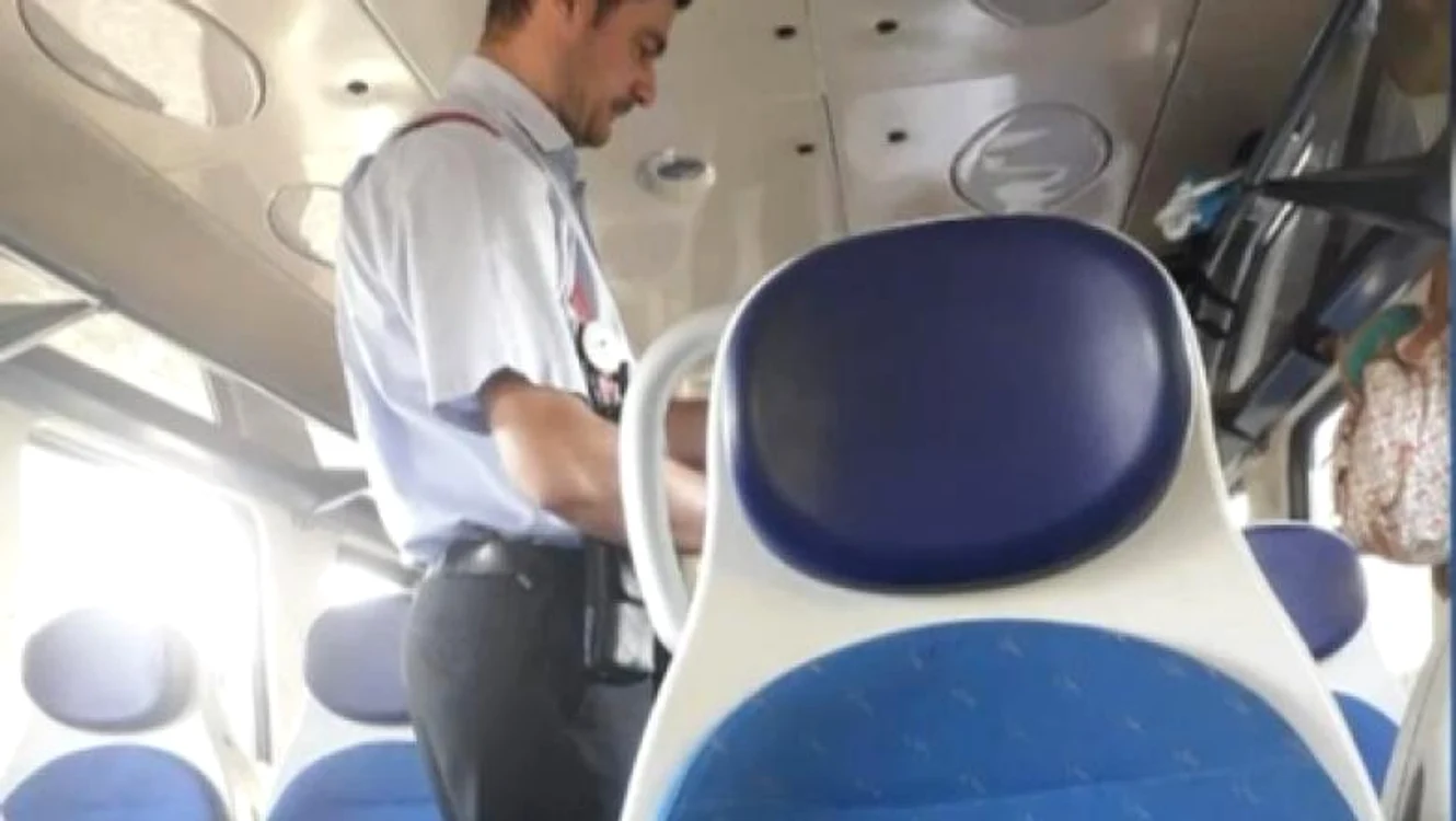 Acest controlor de pe trenul București-Constanța le-a spus oamenilor că ”purtăm măști de proști”Captură: Digi24