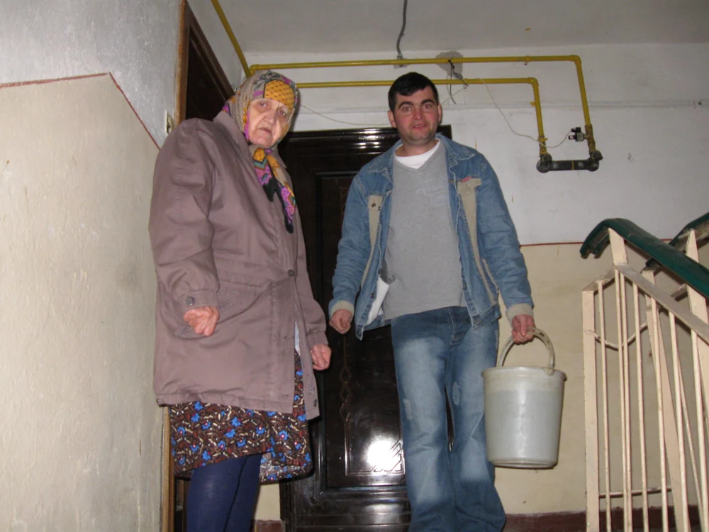 Leontina Avasiloaie urca de câteva zile cu găleata cu apă până la etajul 2