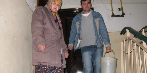 Leontina Avasiloaie urca de câteva zile cu găleata cu apă până la etajul 2