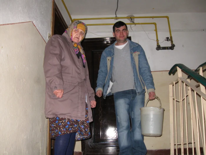 Leontina Avasiloaie urca de câteva zile cu găleata cu apă până la etajul 2