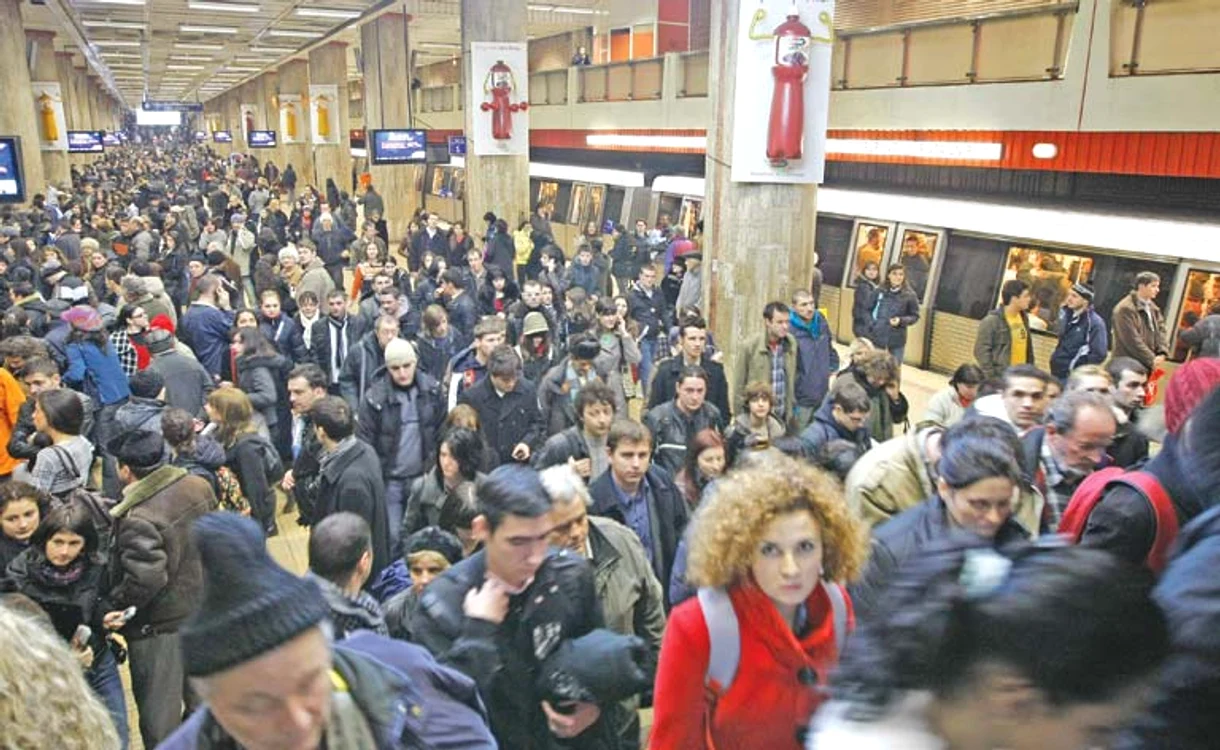 
    Serviciile Metrorex sunt folosite zilnic de 600.000 de persoane.   