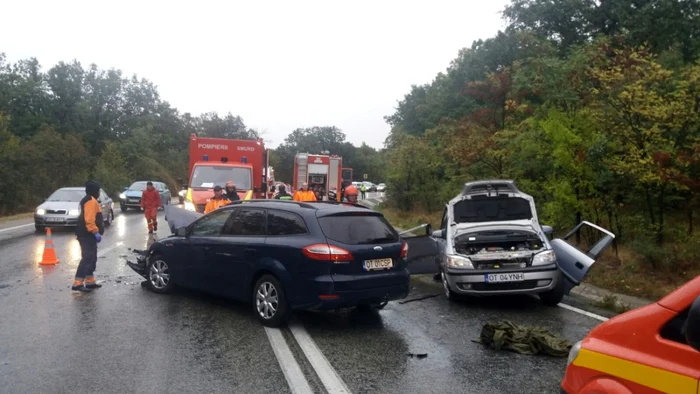 Două persoane şi-au pierdut viaţa, alte trei fiind rănite în accidentul petrecut sâmbătă, 7 octombrie 2017, pe E 574