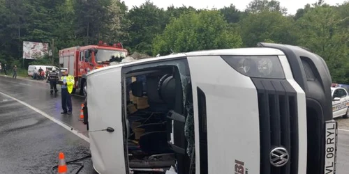 Accidentul de pe DN 7 - E 81  Bujoreni - Vâlcea microbuz plin cu pasageri răsturnat Foto Adevărul