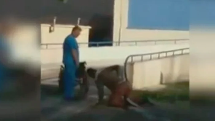
    Imagini șocante la Spitalul Județean Călărași: un pacient se târăște pe asfalt în fața unității medicalecaptura stiripesurse.ro  