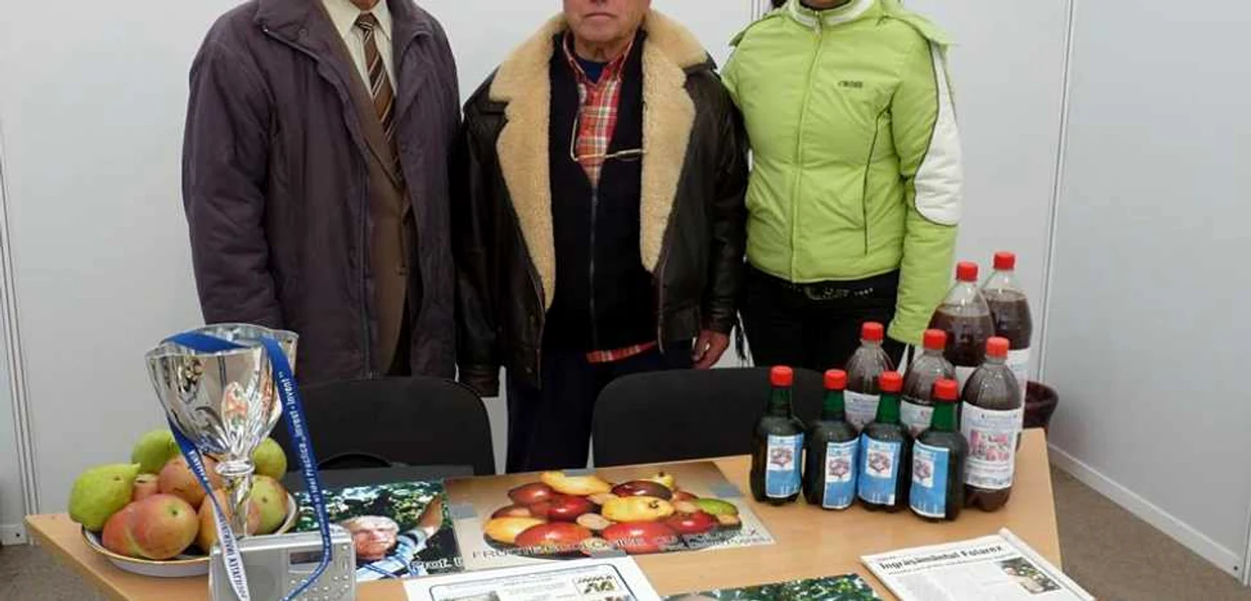 Inventatorul din judeţul Olt (în centrul imaginii), medaliat la Geneva pentru îngrăşământul Folarex FOTO Arhivă personală Dobre Puţinelu