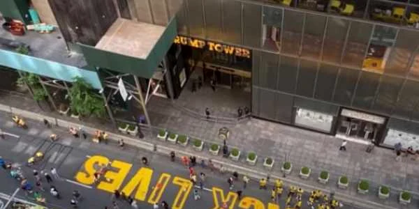 Sloganul Black Lives Matter vopsit in fata Trump Tower Captura YouTube/ CBS