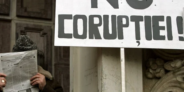 UE nu are competenţe în materie de anticorupţie. Presiunile externe pentru reformă sunt necesare, dar nu suficiente. În România, lipsesc cele din partea populaţiei.