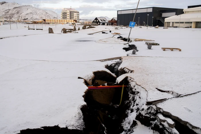 Vulcan în plină erupție în Islanda Grindavik, străbătut de o fisură uriașă prin care magma ar putea