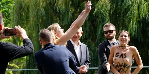 Protest militante cu sânii goi Olaf Scholz FOTO EPA-EFE