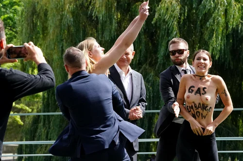 Protest militante Olaf Scholz sanii goi FOTO EPA-EFE