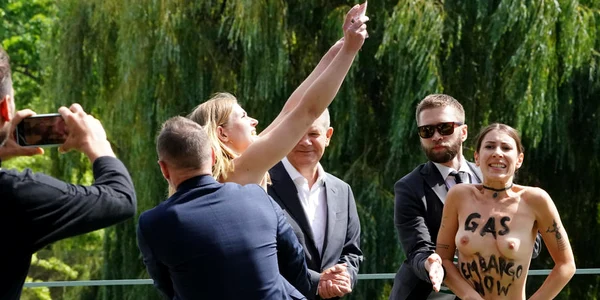 Protest militante cu sânii goi Olaf Scholz FOTO EPA-EFE