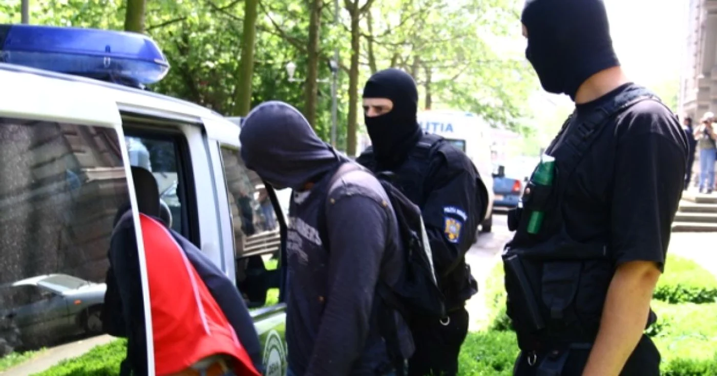 Bărbatul a fost reţinut de poliţişti