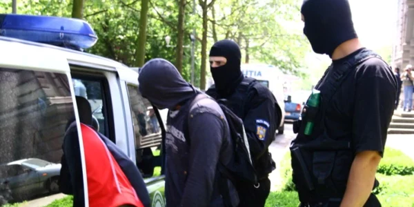 Suspectul atacator a fost arestat iniţial vineri pentru 24 de ore, pentru ca, sâmbătă, să primească mandat de reţinere pe 29 de zile