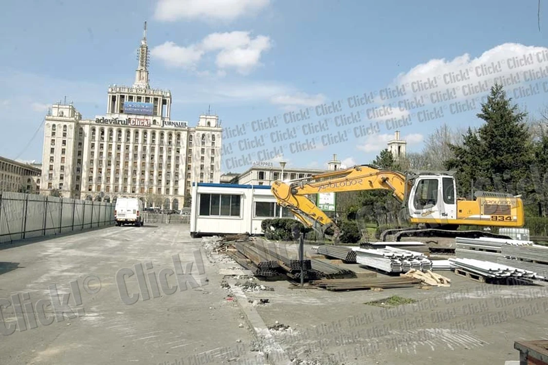 
    Utilajele aşteaptă să intre în acţiune (Fotografii: Marian Iliescu)  