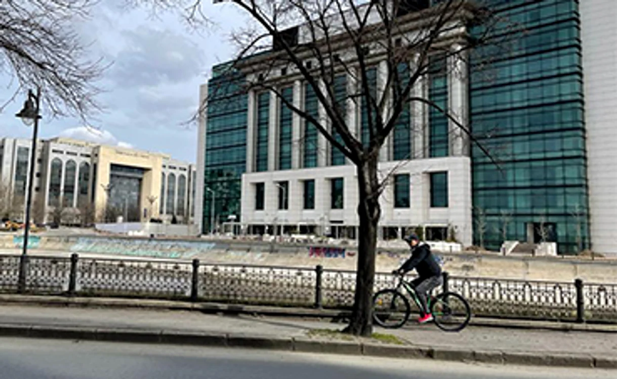 Simpaticul prezentator a fost surprins pe bicicletă în zona Unirii