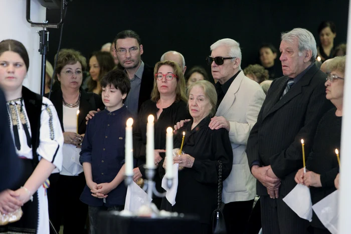 Traian Stănescu, fiul, nepotul, nora lui şi alţi membri ai familiei, împietriţi de durere