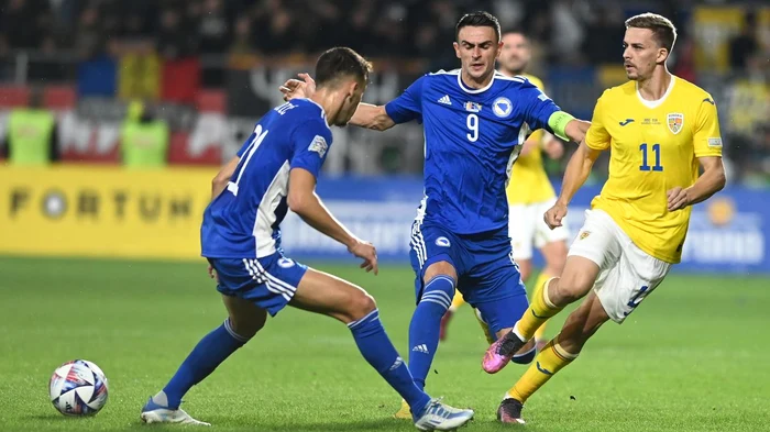 Bancu, dreapta, la un meci cu Bosnia, este analizat cu atenție de turci FOTO EPA