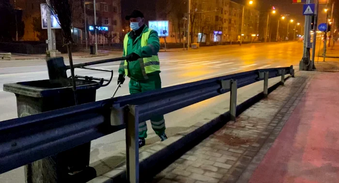 Angajat Salubris Iaşi   FOTO Alina Batcu