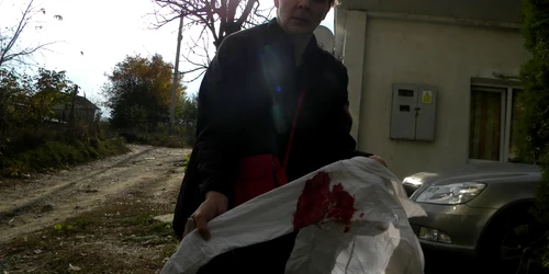 Cămaşa de şcoală a fetiţei este plină de sânge