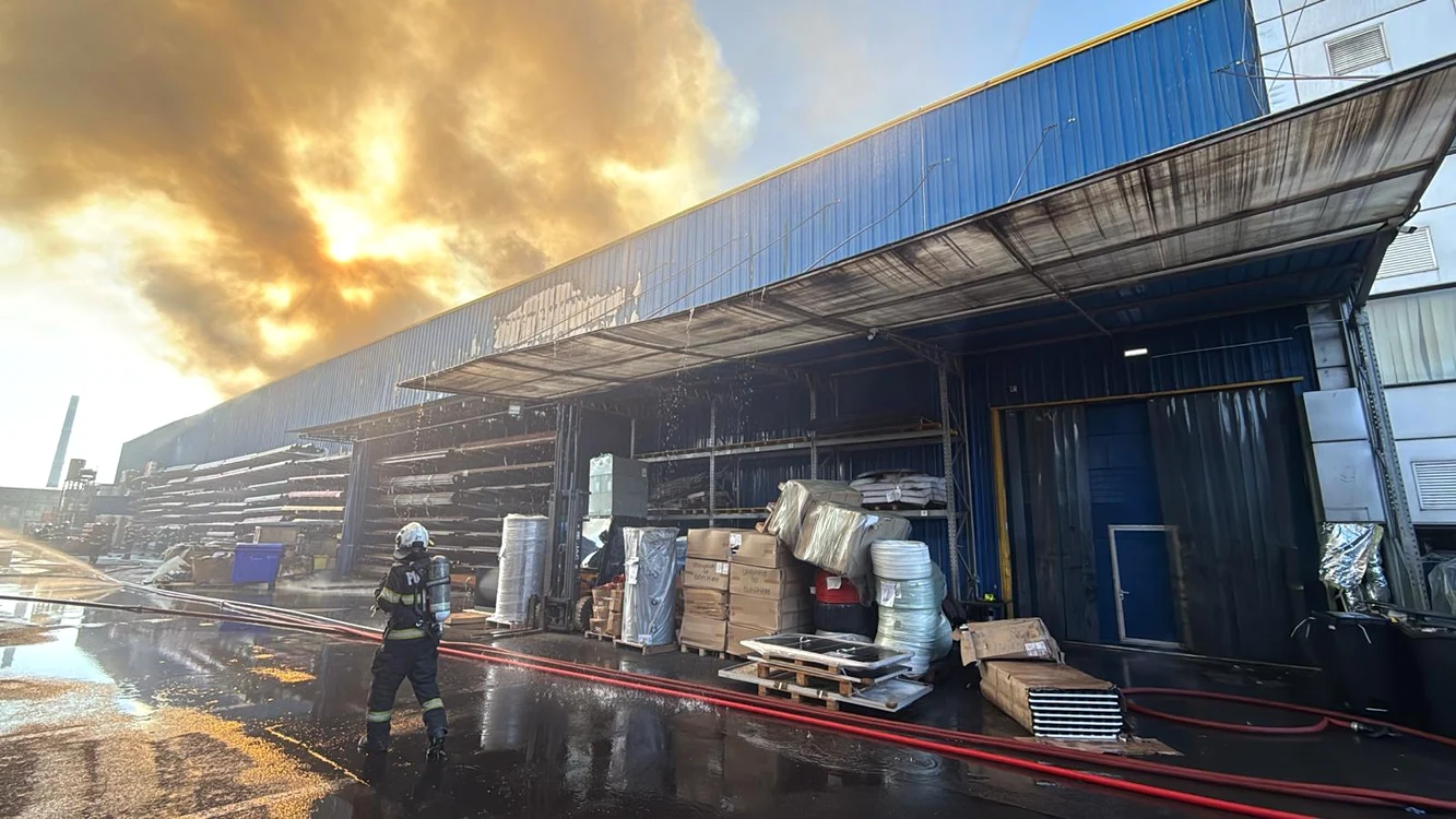 Incendiul se manifestă cu degajări mari de fum FOTO: ISU