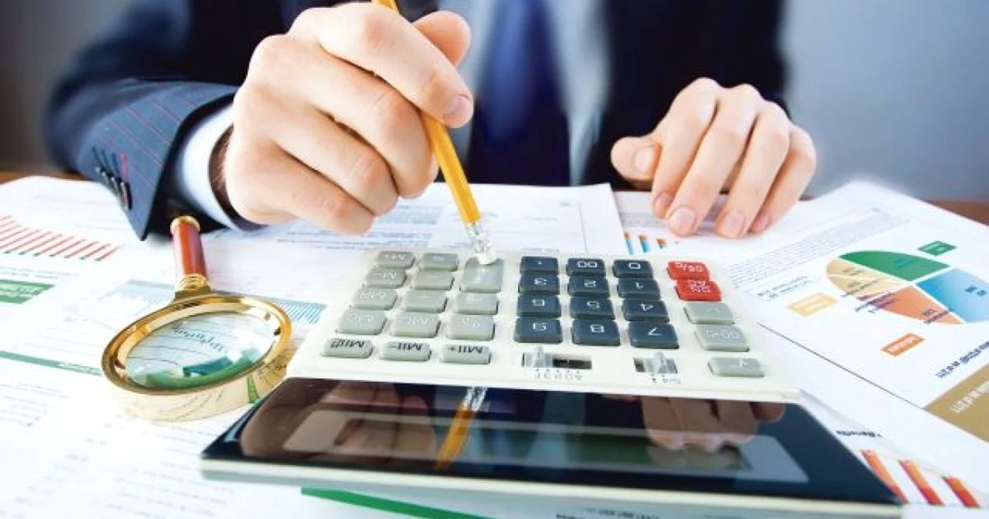 Cineva face calcule lângă un grafic și o lupă