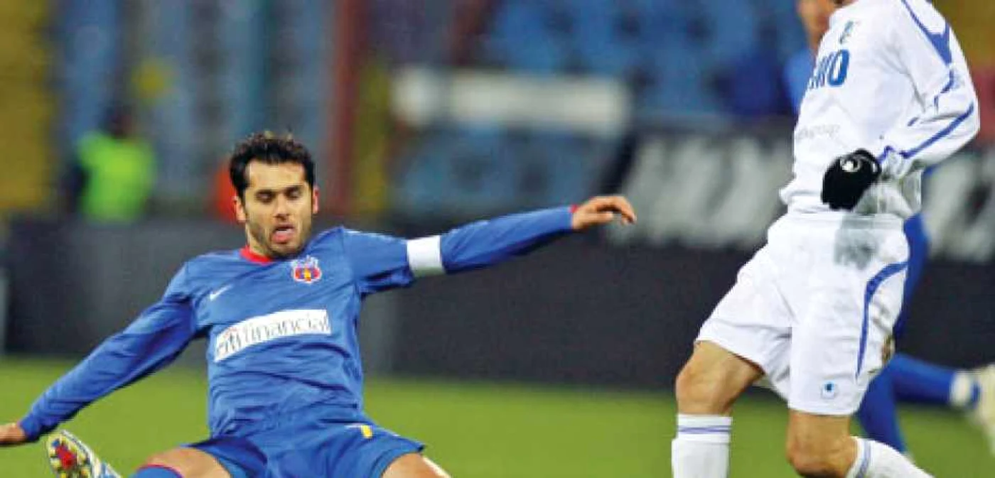 Din căpitanul Stelei, Nicolae Dică (stânga) a ajuns acum un fotbalist ironizat, în permanenţă, de patronul roş-albaştriilor