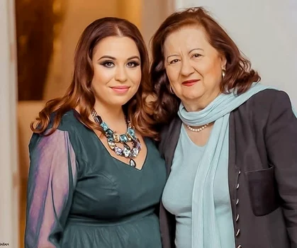 Vedeta s-a emoționat gândindu-se la mama ei, regretata Mioara Roman, căreia i-a dedicat această distincție