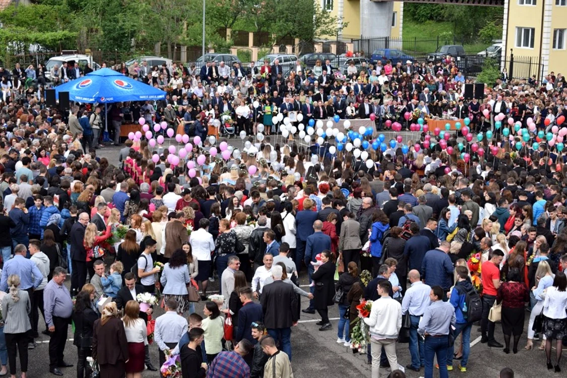 Emoţii, flori şi baloane în curtea CNS Zalău FOTO Prefectura Sălaj