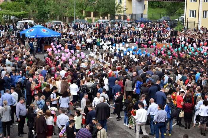 Emoţii, flori şi baloane în curtea CNS Zalău FOTO Prefectura Sălaj