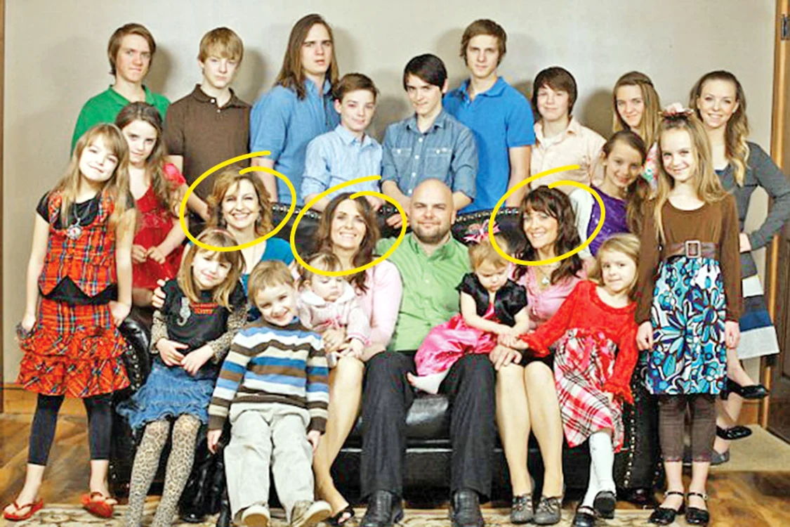 O familie fericită:  18 copii, verişoara Alina, gemenele  Vicki şi Valerie  alături de Joe,  capul clanului