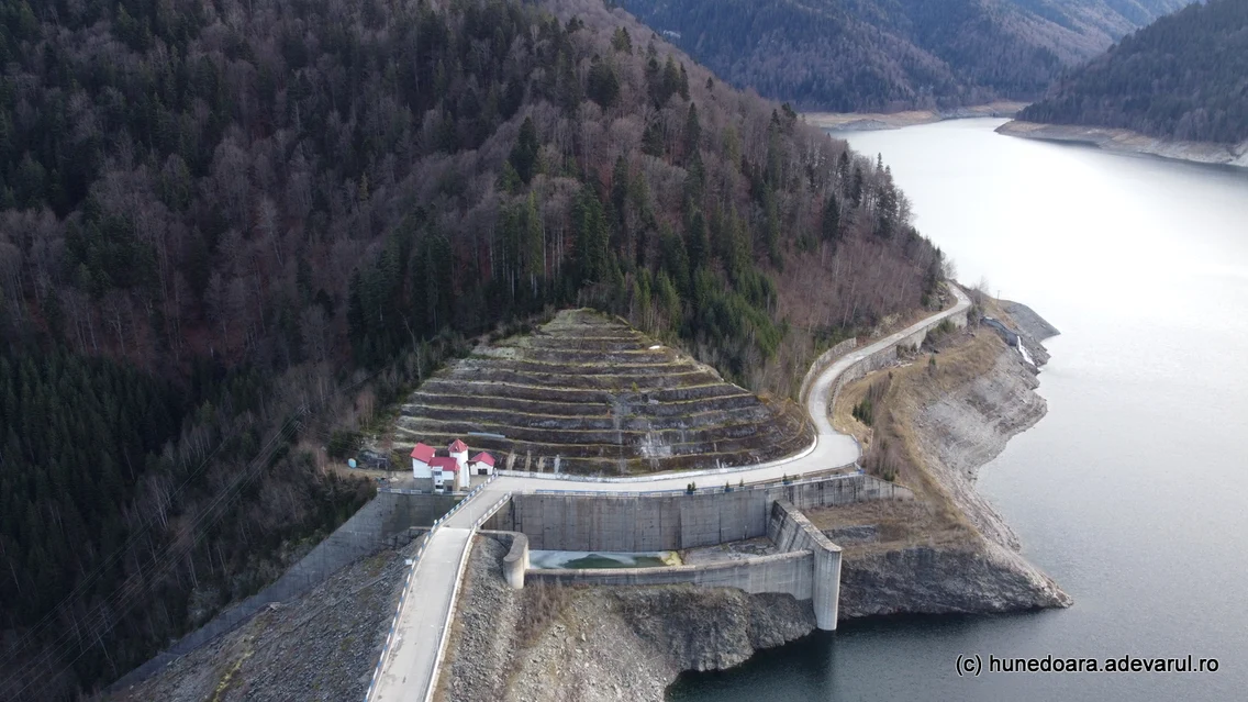 Lacul Gura Apelor , barajul și drumul spre lac  Foto Daniel Guță ADEVĂRUL (45) JPG
