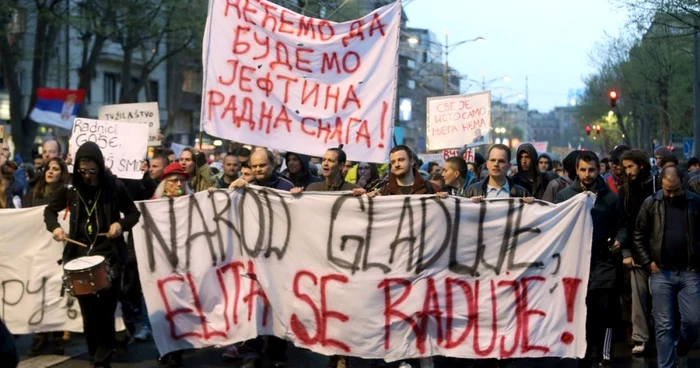 După ce Vucici a câştigat alegerile, mii de sârbi au ieşit în stradă acuzând fraudarea alegerilor Foto: EPA