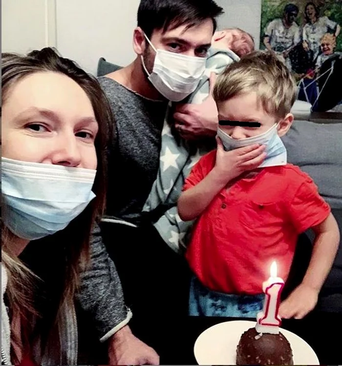 Micuțul Andrei, care a împlinit o lună, a fost sărbătorit cu o prăjitură de ciocolată