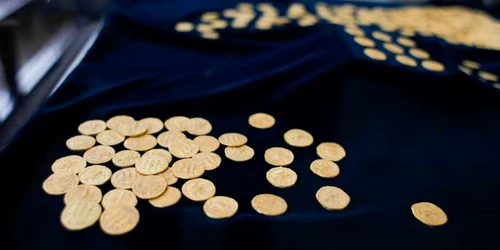 Monezi antice se pot vedea la conferinţa de presă „Noi piese adăugate Tezaurului Istoric al României“ de la Bucureşti prilejuită de recuperarea şi readucerea în ţară a şapte monezi antice din aur şi argint care provin din zona Munţilor Orăştiei FOTO 