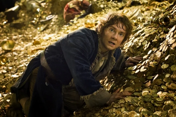 IMartin Freeman, în rolul hobbitului Bilbo, ajunge în regatul stăpnit de dragonul Smaug