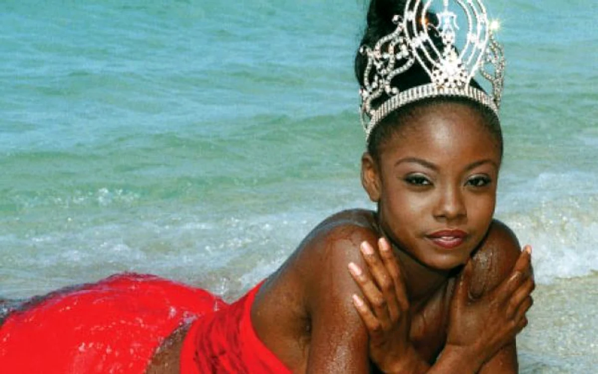 Wendy poartă coroana Miss Universe, cel mai râvnit trofeu al  frumuseţii