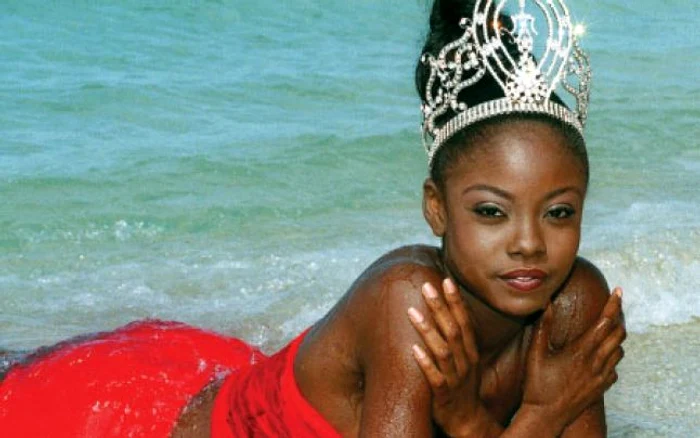 Wendy poartă coroana Miss Universe, cel mai râvnit trofeu al frumuseţii