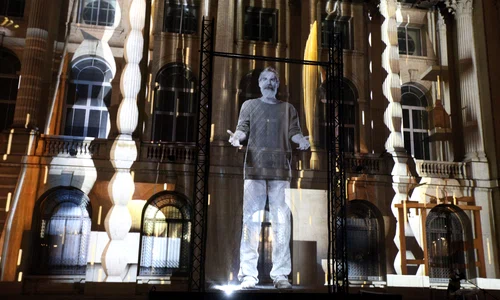 Holograma 3D a lui Brâncuși   întruchipat de un actor   a fost însoțită de proiecții luminoase cu lucrări din cadrul operei marelui artist jpeg