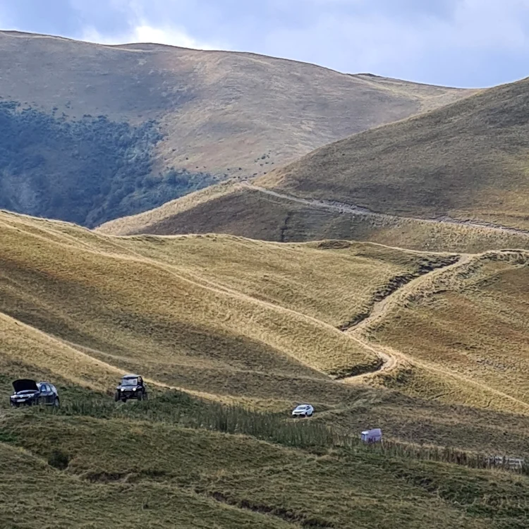 O parte din traseul viitorului drum Trans Baiul care va face legătura între Valea Prahovei şi Valea Teleajenului, peste munţii Baiului FOTO Lucian Vileford Costea