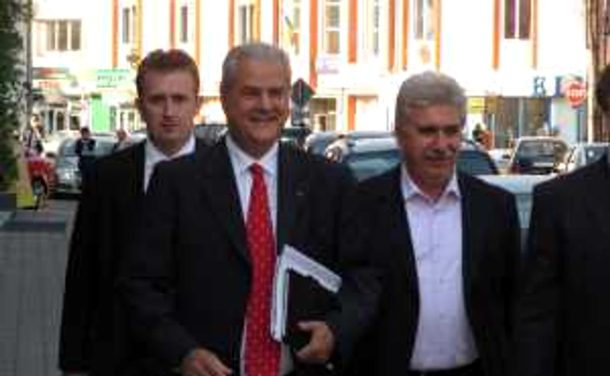Adrian Năstase, înainte de începerea dezbaterilor de la Alba Iulia 