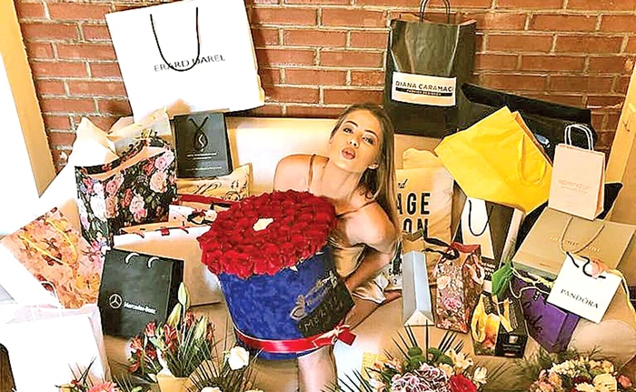 
    Roxana  s-a pozat  cu darurile  