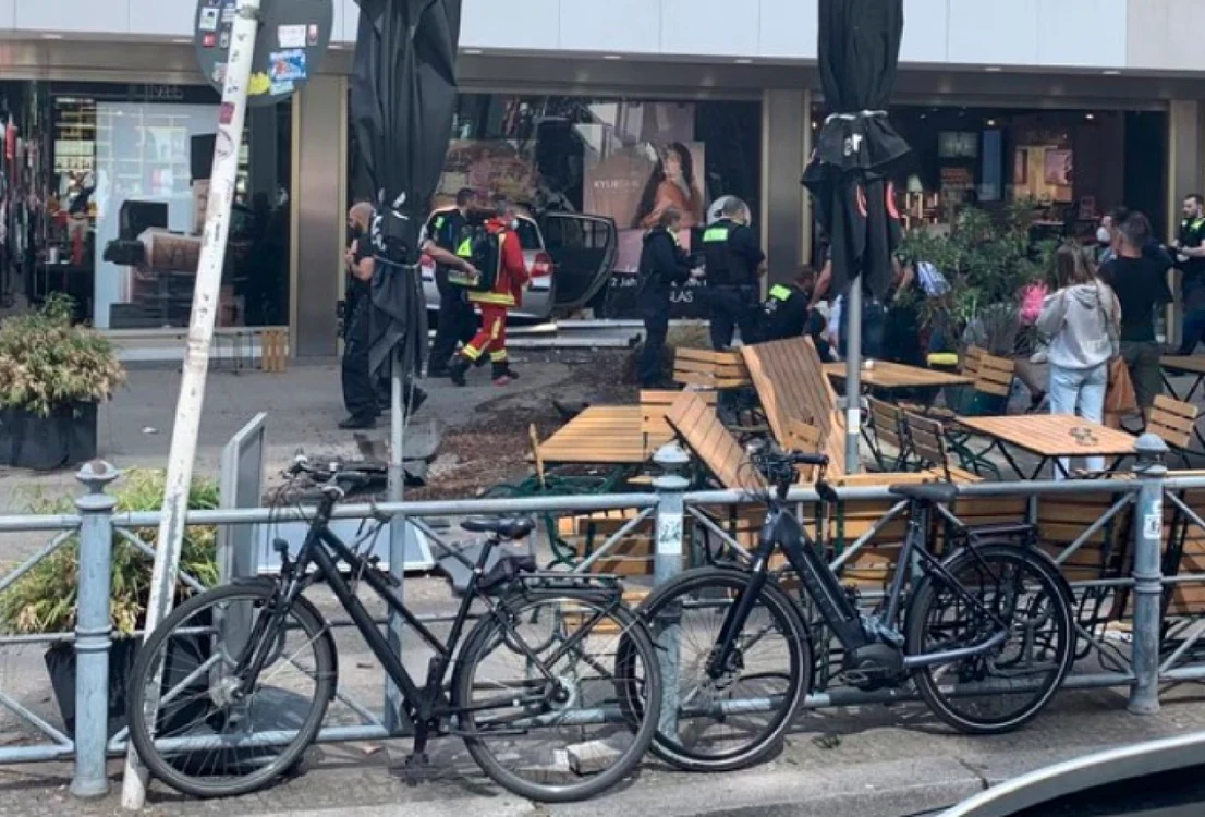Maşina s-a oprit în vitrina unui magazin FOTO Twitter