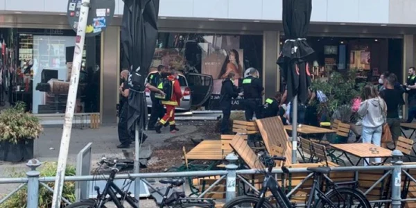 Masina intrata in multime la Berlin FOTO Twitter 