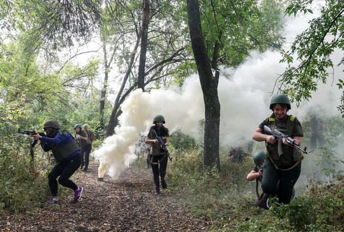 Ucrainence în timpul unei instrucții pentru civili FOTO EPA-EFE