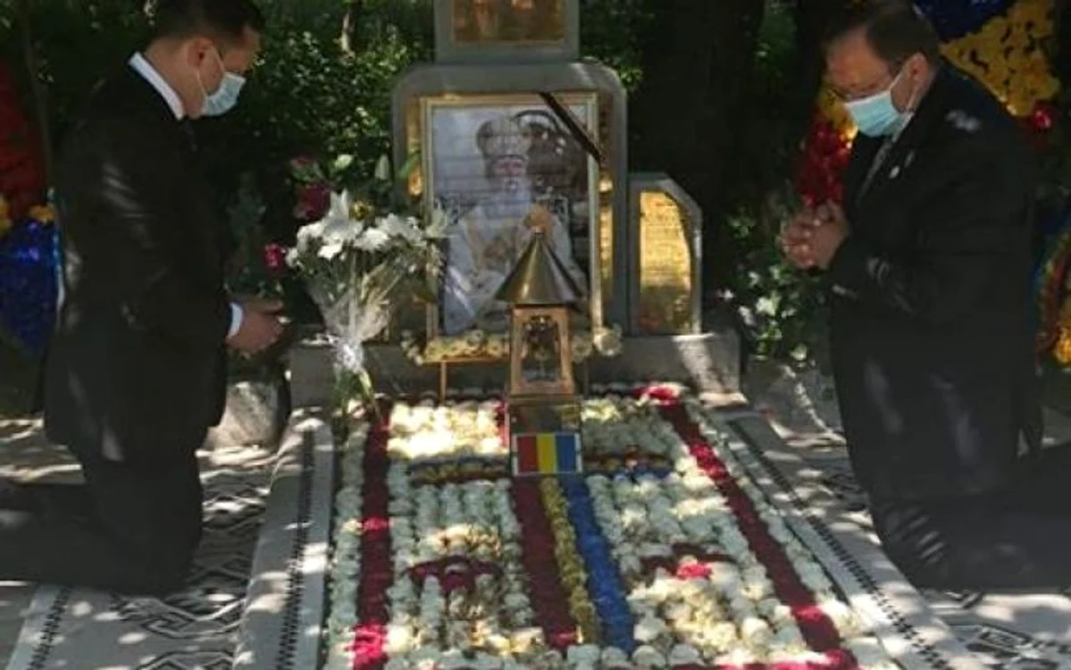 Prefectul Alexandru Moldovan (stânga) şi Preşedintele CJ Suceava, Gheorghe Flutur FOTO: PNL Suceava