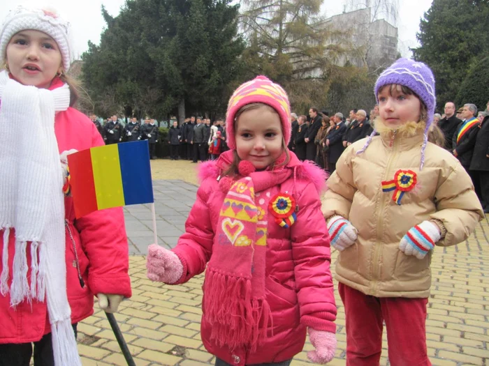 Sute de sătmăreni au aprticipat astăzi la depunerea de coroane cu ocazia Zilei Naţionale a României